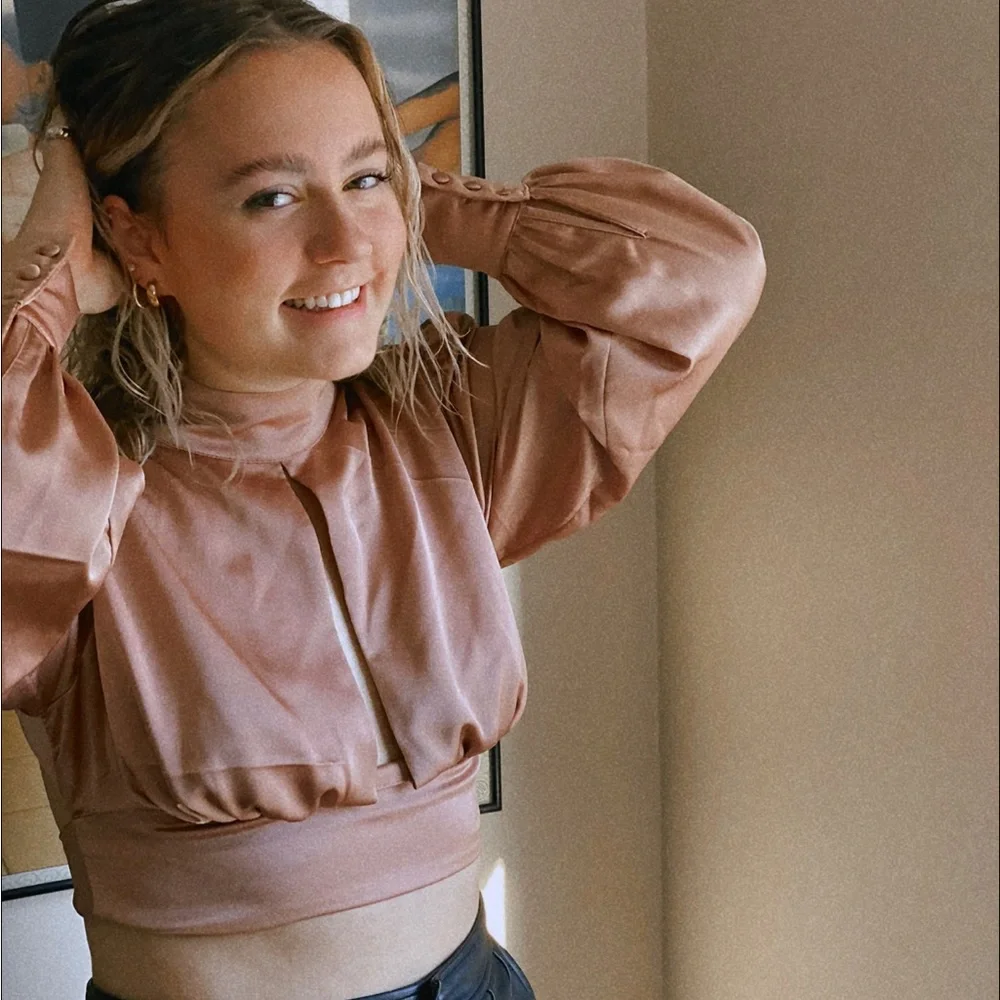 Back Cut Out Cropped Blouse - Picture 4 of 8